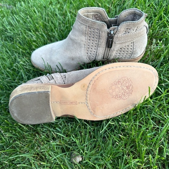 Vince Camuto Women's ankle booties. Size 7. - Picture 2 of 4
